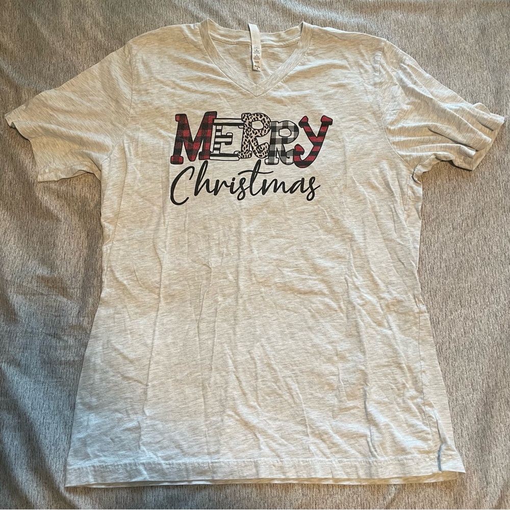 Merry Christmas Gray V-Neck T-Shirt Size XL‎